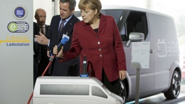 Merkel: Bei Ausbau der E-Mobilität "auf richtigem Pfad"