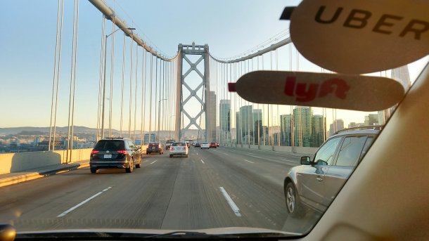 Fahrt auf der Bay Bridge Richtung San Francisco in einem Lyft/Uber-Fahrzeug