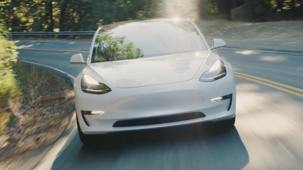Elektroautos: Tesla schreibt erstmals seit zwei Jahren schwarze Zahlen