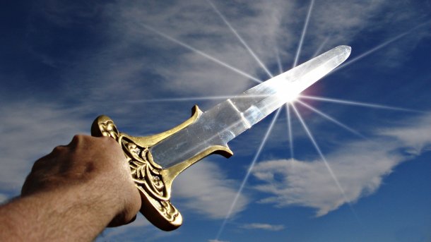 Eine Hand streckt ein blitzendes Schwert gen Himmel