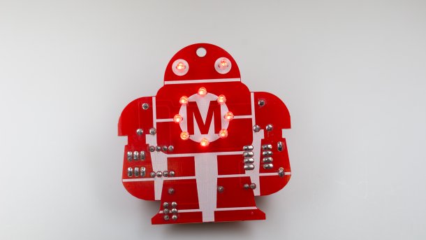 Rote Platine in Form des Makey-Roboters