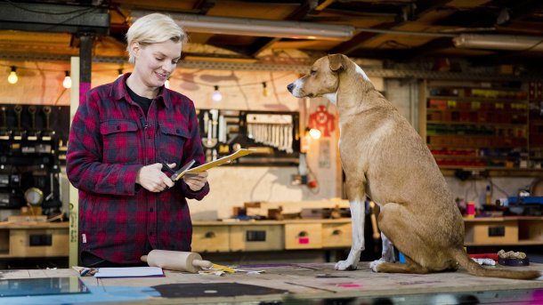 Laura Kampf und Hund Smudo in ihrer Werkstatt