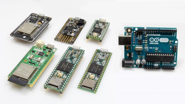 Arduino Uno neben sechs weiteren Mikrocontrollern
