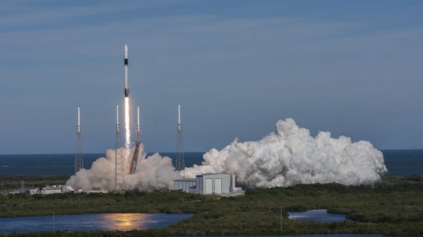 Rückschlag für SpaceX: Falcon 9 gestartet, erste Stufe fällt ins Meer