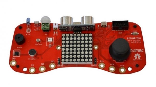 Ein rotes Board in Form eines Spielecontrollers
