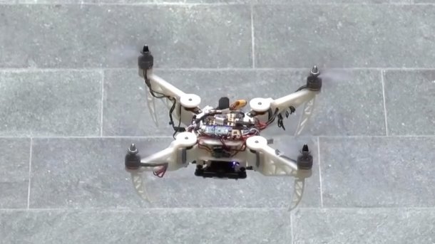 Faltbare Drohne fliegt flexibel