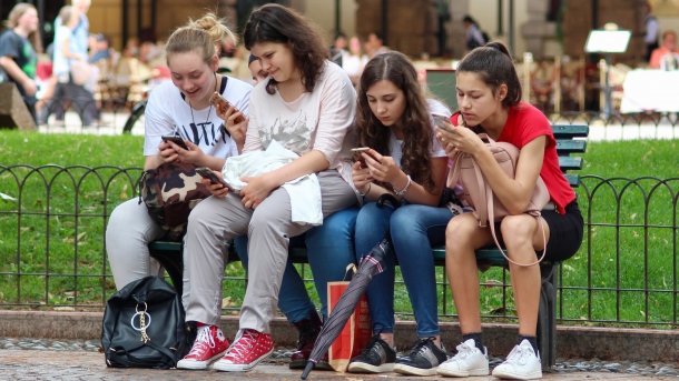 Umfrage zu guten Vorsätzen 2019: Jüngere wollen Smartphone weniger nutzen