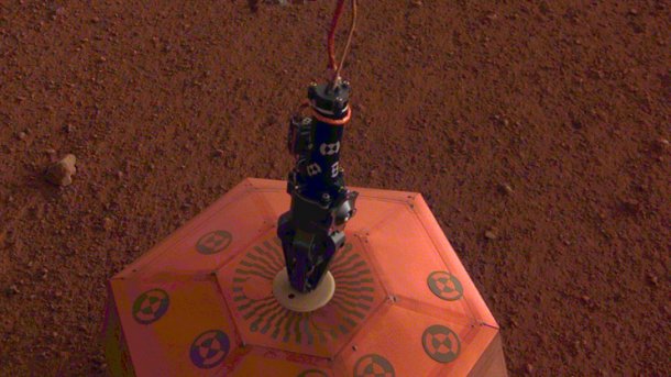 NASA-Sonde Insight platzoert Seismometer auf Marsboden
