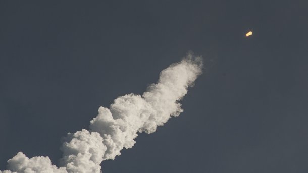 Wolkenschwanz gestarteter Rakete