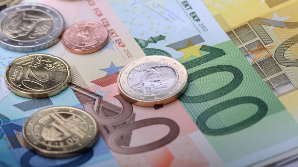 Österreichische Euro-Münzen auf Euro-Geldscheinen