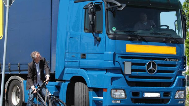 Radfahrer im Toten Winkel