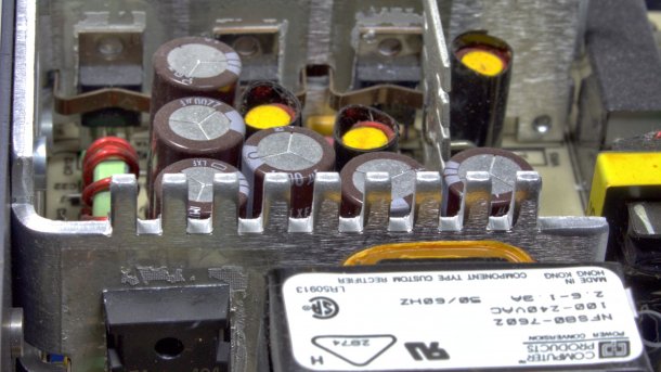 Blick in Spannungswandler mit vielen Kondensatoren.