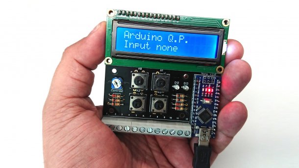 Eine Hand hält eine Platine mit Display und Arduino Nano.