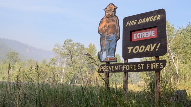 Schild warnt vor extremer Waldbrandgefahr