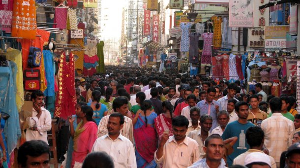 Indische Einkaufsstraße voller Menschen