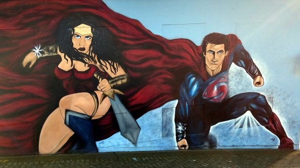 Straßenkunst Gemälde mit Superwoman und Superman