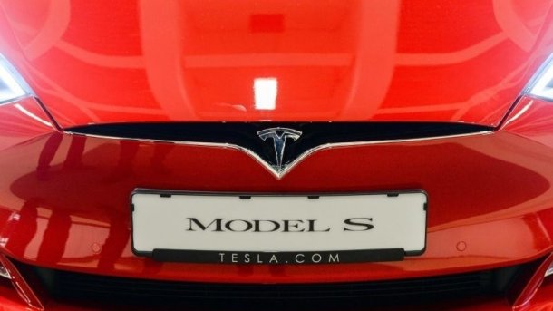 Front eines roten Tesla