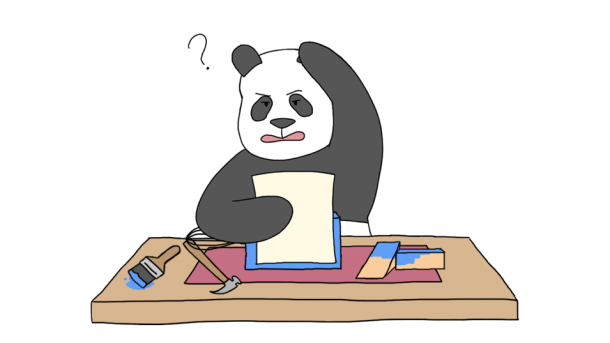 Panda vor einem Schreibtisch mit Papier, Hammer und Holzstücken.
