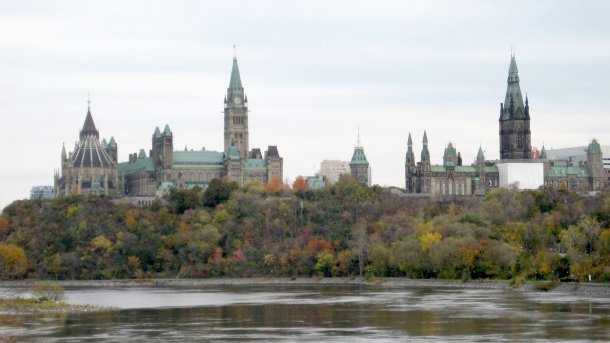 Blick über den Ottawa-Fluss auf das kanadische Parlament
