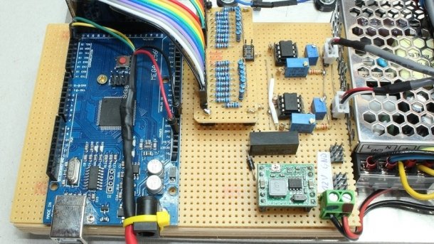 Blick auf eine Platine mit Arduino und Elektronik.