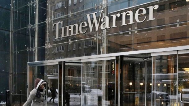 "Time Warner"-Schriftzug auf Glasfassade über Gebäudeeingang