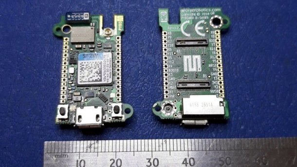 Zwei Mikrocontrollerboards neben einem Zentimeter-Maß.