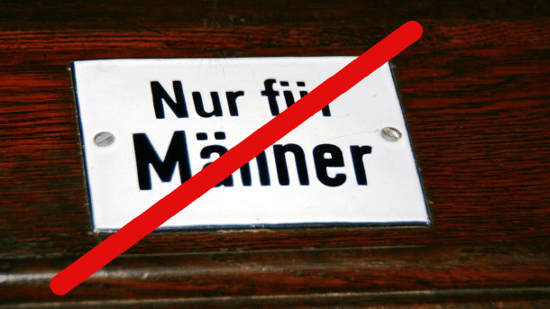 Durchgestrichenes Foto eines Schildes "Nur für Männer"