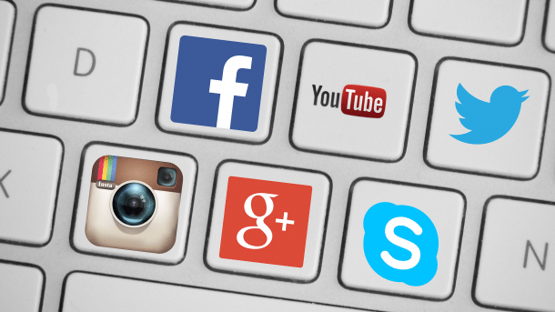 Laptoptastatur mit Logos von Facebook, Youtube, Twitter, Instagram, Google+ und Skype