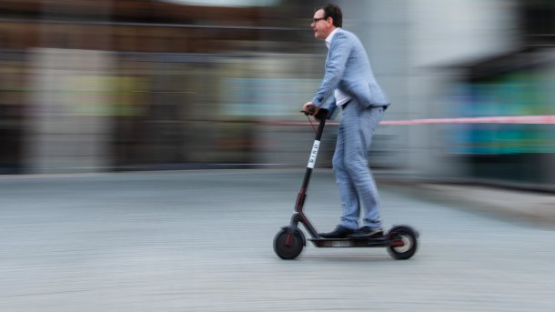 Elektrokleinstfahrzeuge: Bundesregierung schiebt E-Scooter an