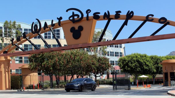 Torbogen mit Aufschrift "Walt Disney"