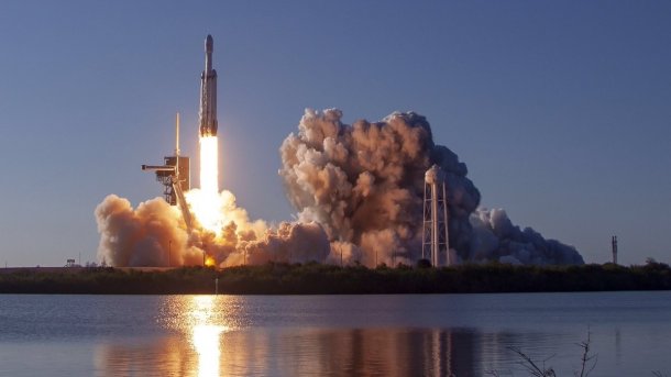 SpaceX: Schwerlastrakete Falcon Heavy absolviert ersten kommerziellen Flug