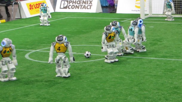 RoboCup: Schwankende Roboter kicken auf Kunstrasen