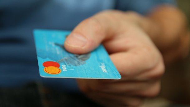 Tschüss Bargeld: Deutsche kauften 2018 erstmals mehr mit Karte ein