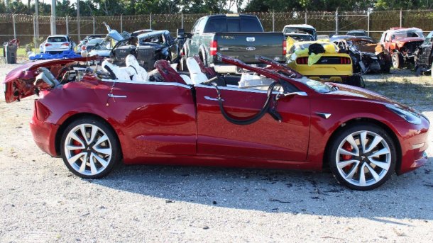 "Autopilot": Verbraucherschützer und Behörde stellen Teslas Technik hart in Frage