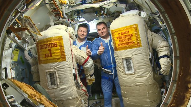 Frühjahrsputz im Weltall: Zwei Kosmonauten reinigen ISS von außen