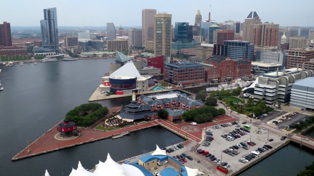 Blick über Hafengeländer auf die Skyline der Innenstadt Baltimores