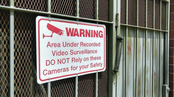 Warnschild: Videoüberwachung - verlassen Sie sich nicht auf davon ausgehende Sicherheit