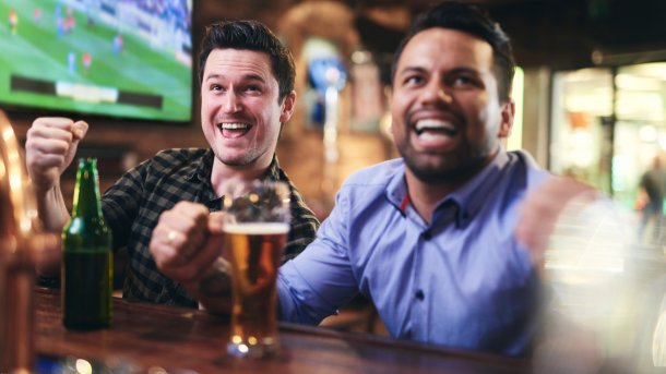 Fußball-Fans in einer Bar