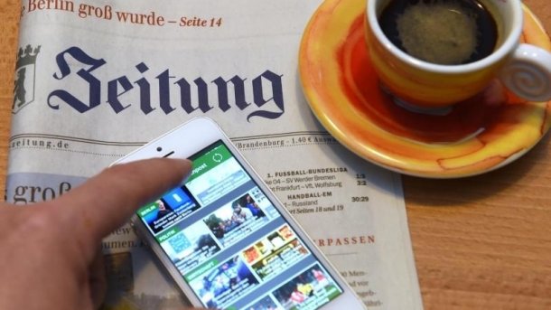 Tageszeitung und Smartphone