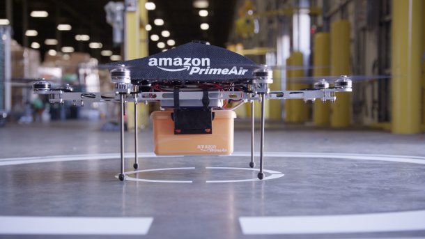 Amazon-Drohne mit Paket