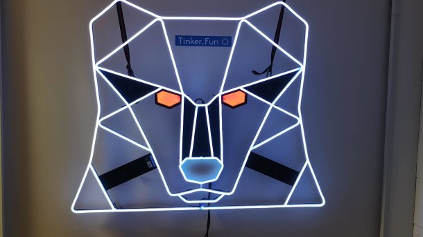 Ein stilisierter Bärenkopf aus weiß leuchtenden LED-Streifen, die Augen leuchten rot.