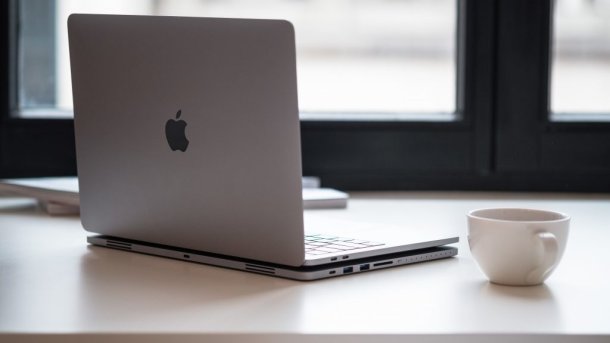 Dock als MacBook-Pro-Unterlage