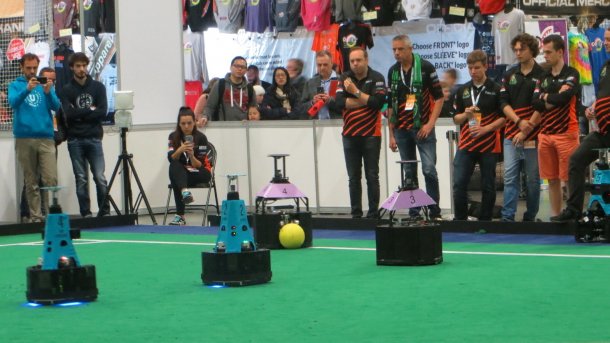 RoboCup-WM: Neue Bewegungsformen der Roboter erhöhen die Ballbeherrschung