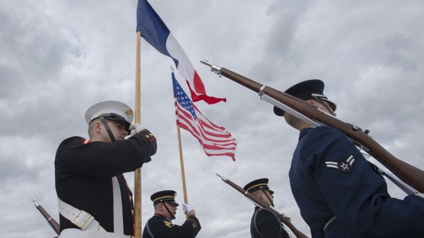 Soldaten, Flaggen Frankreichs und der USA
