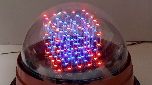 Ein Würfel aus vielen LEDs unter einer Glaskuppel