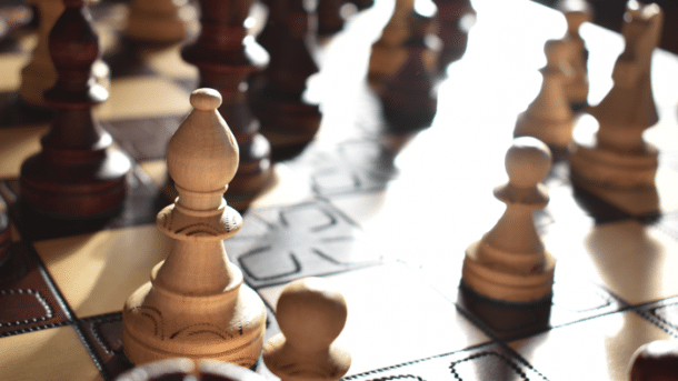 Forscher bringen KI Schachspielen durch Auswerten von Text-Informationen bei