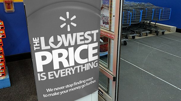 Walmart-Sujet "The Lowest Price is Everything - we never stop finding ways to make your money go further" (sic) in Graustufen