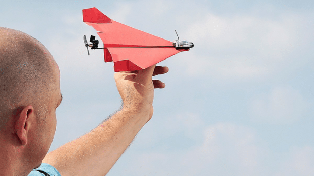 Handy steuert Papierflugzeug