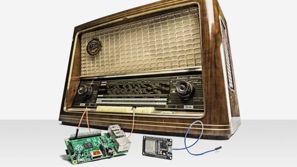 Ein altes Radio, davor ein Raspberry Pi und ein Arduino mit Antennendrähten.