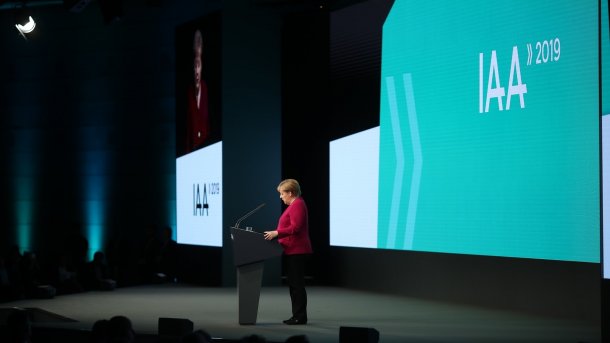 Merkel wird auf IAA zur E-Kanzlerin – Schulterschluss mit Industrie